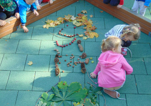 Portret Pani Jesieni wykonany przez dzieci z darów jesieni (kasztany, liście, żołędzie, patyki, szyszki)